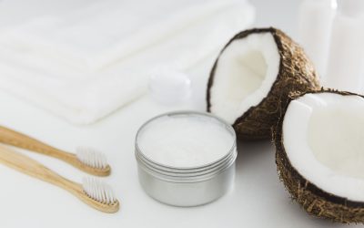 ¿El aceite de coco blanquea los dientes o es solo un mito? Lo que realmente dicen los dentistas